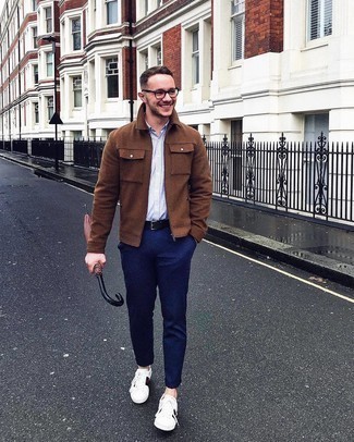 Wie weißes und blaues vertikal gestreiftes Langarmhemd mit weißer bedruckter Leder niedriger Sneakers zu kombinieren – 3 Herren Outfits