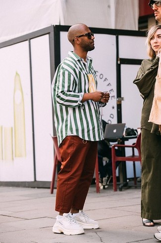 Weißes und grünes vertikal gestreiftes Langarmhemd kombinieren – 35 Herren Outfits