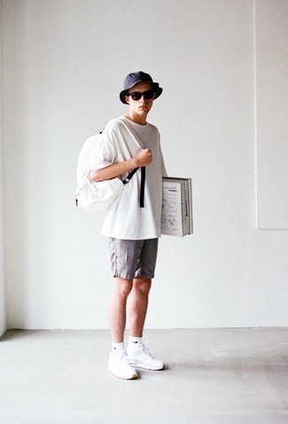 Weißen und dunkelblauen Rucksack kombinieren – 30 Herren Outfits
