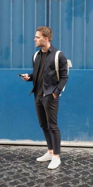 Weißen und dunkelblauen Rucksack kombinieren – 30 Herren Outfits