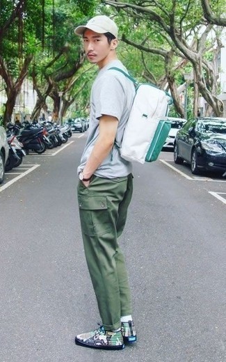 Weißen und dunkelblauen Rucksack kombinieren – 30 Herren Outfits