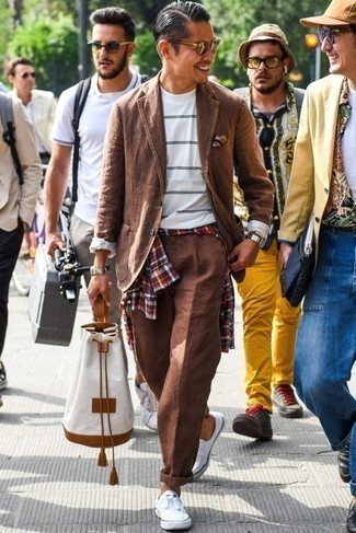 30 Jährige: Weißen und dunkelblauen Rucksack kombinieren – 13 Herren Outfits