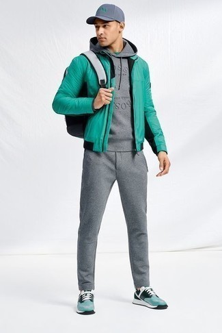 Weißen und dunkelblauen Rucksack kombinieren – 9 Lässige Herren Outfits