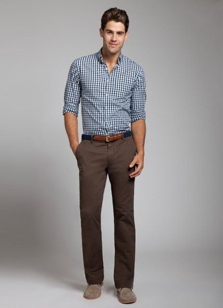 Weißes und dunkelblaues Langarmhemd mit Vichy-Muster kombinieren – 116 Sommer Herren Outfits