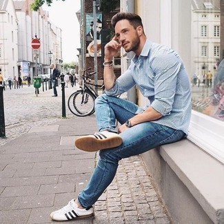 Weißes und dunkelblaues Langarmhemd mit Vichy-Muster kombinieren – 116 Sommer Herren Outfits