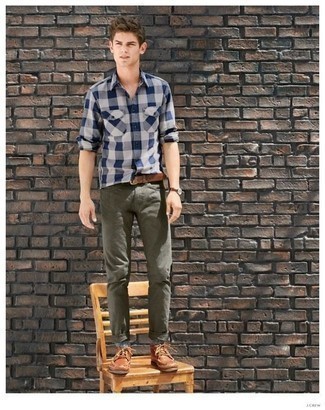 Weißes und dunkelblaues Langarmhemd mit Vichy-Muster kombinieren – 116 Sommer Herren Outfits