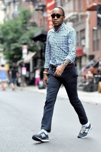 Weißes und dunkelblaues Langarmhemd mit Vichy-Muster kombinieren – 116 Sommer Herren Outfits