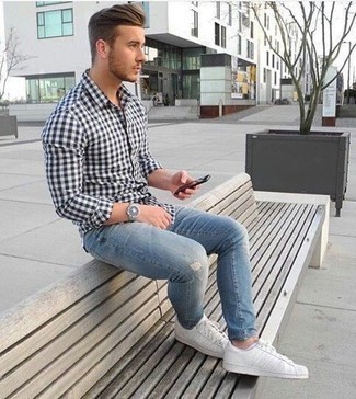 Weißes und dunkelblaues Langarmhemd mit Vichy-Muster kombinieren – 268 Herren Outfits