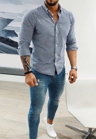 Weißes und dunkelblaues Langarmhemd mit Vichy-Muster kombinieren – 116 Sommer Herren Outfits