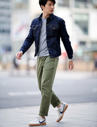 Weiße und dunkelblaue Leder niedrige Sneakers kombinieren – 2000+ Herren Outfits