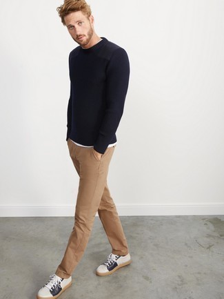 Weiße und dunkelblaue Leder niedrige Sneakers kombinieren – 2000+ Herren Outfits