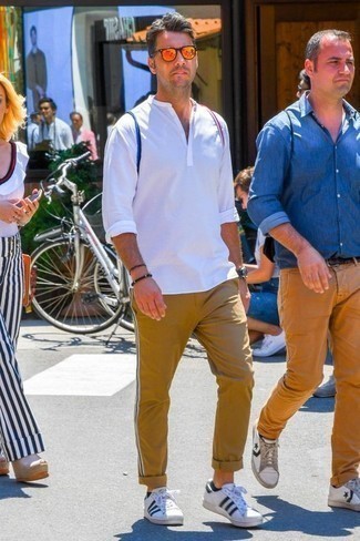 Weiße und dunkelblaue Leder niedrige Sneakers kombinieren – 2000+ Herren Outfits