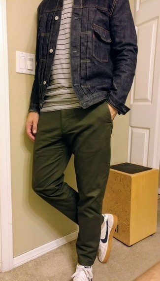 Weiße und dunkelblaue Leder niedrige Sneakers kombinieren – 2000+ Herren Outfits