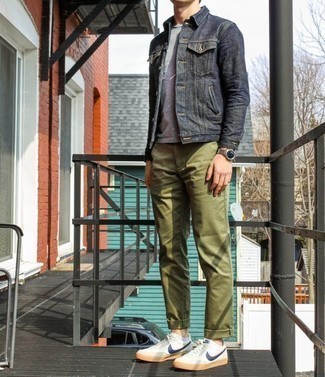 Weiße und dunkelblaue Leder niedrige Sneakers kombinieren – 2000+ Herren Outfits