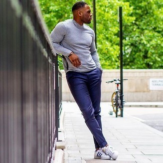 Weiße und dunkelblaue Leder niedrige Sneakers kombinieren – 2000+ Herren Outfits
