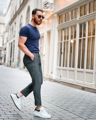 Weiße und dunkelblaue Leder niedrige Sneakers kombinieren – 2000+ Herren Outfits