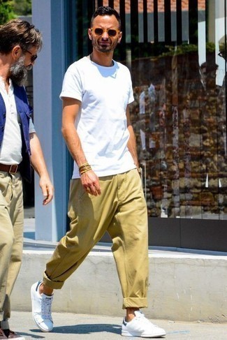 Weiße und dunkelblaue Leder niedrige Sneakers kombinieren – 2000+ Herren Outfits