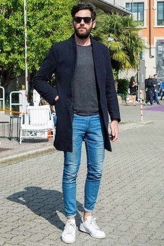 Weiße und dunkelblaue Leder niedrige Sneakers kombinieren – 2000+ Herren Outfits