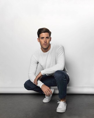 Welche niedrige Sneakers mit weißen und dunkelblauen Langarmshirt zu tragen – 280 Herren Outfits