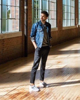 Welche niedrige Sneakers mit weißen und dunkelblauen Langarmshirt zu tragen – 280 Herren Outfits