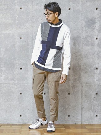 Welche niedrige Sneakers mit weißen und dunkelblauen Langarmshirt zu tragen – 280 Herren Outfits