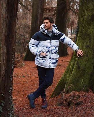 Weißen und dunkelblauen Daunenmantel kombinieren – 9 Herren Outfits