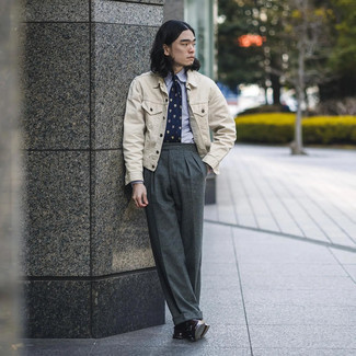 30 Jährige: Wie weißes und dunkelblaues vertikal gestreiftes Businesshemd mit dunkelbrauner Leder Slipper zu kombinieren – 124 Elegante Sommer Herren Outfits