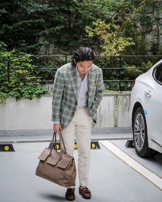 30 Jährige: Wie weißes und dunkelblaues vertikal gestreiftes Businesshemd mit dunkelbrauner Leder Slipper zu kombinieren – 124 Elegante Sommer Herren Outfits
