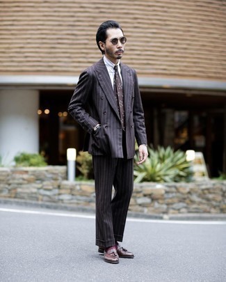 30 Jährige: Wie weißes und dunkelblaues vertikal gestreiftes Businesshemd mit dunkelbrauner Leder Slipper zu kombinieren – 124 Elegante Sommer Herren Outfits