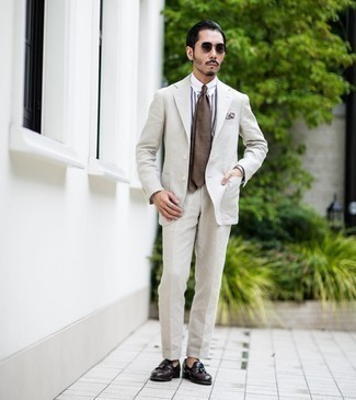 30 Jährige: Wie weißes und dunkelblaues vertikal gestreiftes Businesshemd mit dunkelbrauner Leder Slipper zu kombinieren – 124 Elegante Sommer Herren Outfits