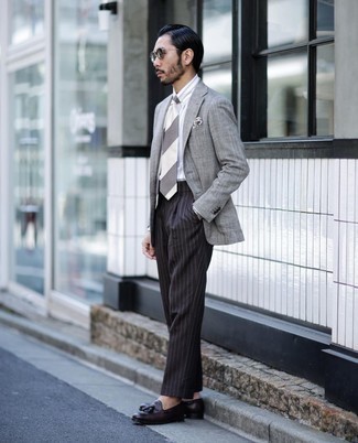 Wie weißes und dunkelblaues vertikal gestreiftes Businesshemd mit dunkelbrauner Leder Slipper zu kombinieren – 11 Elegante Frühling Herren Outfits