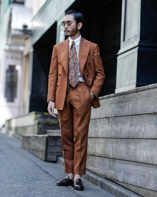 30 Jährige: Wie weißes und dunkelblaues vertikal gestreiftes Businesshemd mit dunkelbrauner Leder Slipper zu kombinieren – 124 Elegante Sommer Herren Outfits