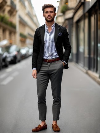 30 Jährige: Wie weißes und dunkelblaues vertikal gestreiftes Businesshemd mit dunkelbrauner Leder Slipper zu kombinieren – 124 Elegante Sommer Herren Outfits