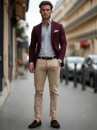 Wie weißes und dunkelblaues vertikal gestreiftes Businesshemd mit dunkelbrauner Leder Slipper zu kombinieren – 233 Herren Outfits