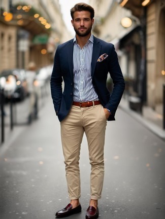 Wie weißes und dunkelblaues vertikal gestreiftes Businesshemd mit dunkelbrauner Leder Slipper zu kombinieren – 233 Herren Outfits