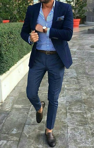 30 Jährige: Wie weißes und dunkelblaues vertikal gestreiftes Businesshemd mit dunkelbrauner Leder Slipper zu kombinieren – 124 Elegante Sommer Herren Outfits