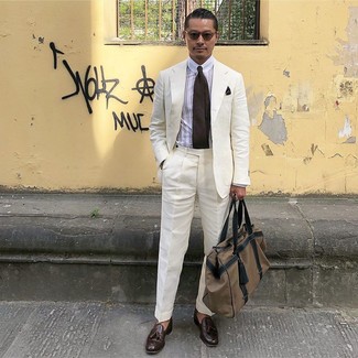 30 Jährige: Wie weißes und dunkelblaues vertikal gestreiftes Businesshemd mit dunkelbrauner Leder Slipper zu kombinieren – 124 Elegante Sommer Herren Outfits