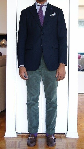 Wie weißes und dunkelblaues vertikal gestreiftes Businesshemd mit dunkelbrauner Leder Slipper zu kombinieren – 233 Herren Outfits