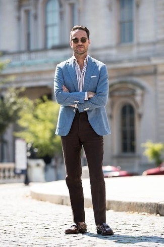30 Jährige: Wie weißes und dunkelblaues vertikal gestreiftes Businesshemd mit dunkelbrauner Leder Slipper zu kombinieren – 124 Elegante Sommer Herren Outfits