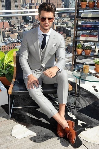 30 Jährige: Wie weißes und dunkelblaues vertikal gestreiftes Businesshemd mit dunkelbrauner Leder Slipper zu kombinieren – 124 Elegante Sommer Herren Outfits
