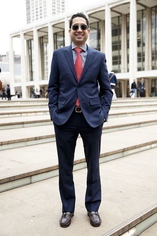 30 Jährige: Wie weißes und dunkelblaues vertikal gestreiftes Businesshemd mit dunkelbrauner Leder Slipper zu kombinieren – 124 Elegante Sommer Herren Outfits