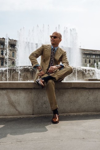 30 Jährige: Wie weißes und dunkelblaues vertikal gestreiftes Businesshemd mit dunkelbrauner Leder Slipper zu kombinieren – 124 Elegante Sommer Herren Outfits