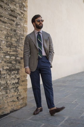 Wie weißes und dunkelblaues vertikal gestreiftes Businesshemd mit dunkelbrauner Leder Slipper zu kombinieren – 233 Herren Outfits