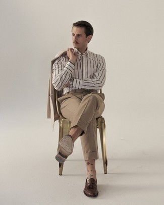 30 Jährige: Wie weißes und dunkelblaues vertikal gestreiftes Businesshemd mit dunkelbrauner Leder Slipper zu kombinieren – 124 Elegante Sommer Herren Outfits