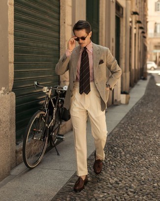 30 Jährige: Wie weißes und dunkelblaues vertikal gestreiftes Businesshemd mit dunkelbrauner Leder Slipper zu kombinieren – 124 Elegante Sommer Herren Outfits