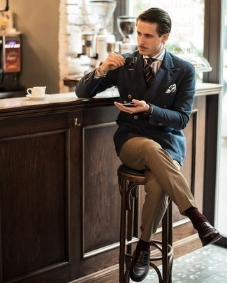 30 Jährige: Wie weißes und dunkelblaues vertikal gestreiftes Businesshemd mit dunkelbrauner Leder Slipper zu kombinieren – 124 Elegante Sommer Herren Outfits