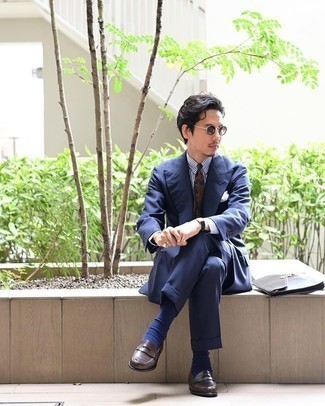 30 Jährige: Wie weißes und dunkelblaues vertikal gestreiftes Businesshemd mit dunkelbrauner Leder Slipper zu kombinieren – 124 Elegante Sommer Herren Outfits