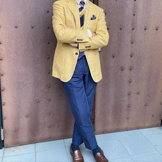 30 Jährige: Wie weißes und dunkelblaues vertikal gestreiftes Businesshemd mit dunkelbrauner Leder Slipper zu kombinieren – 124 Elegante Sommer Herren Outfits