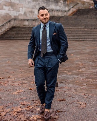 30 Jährige: Wie weißes und dunkelblaues vertikal gestreiftes Businesshemd mit dunkelbrauner Leder Slipper zu kombinieren – 124 Elegante Sommer Herren Outfits