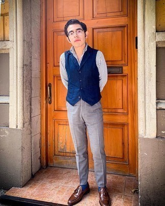 30 Jährige: Wie weißes und dunkelblaues vertikal gestreiftes Businesshemd mit dunkelbrauner Leder Slipper zu kombinieren – 124 Elegante Sommer Herren Outfits